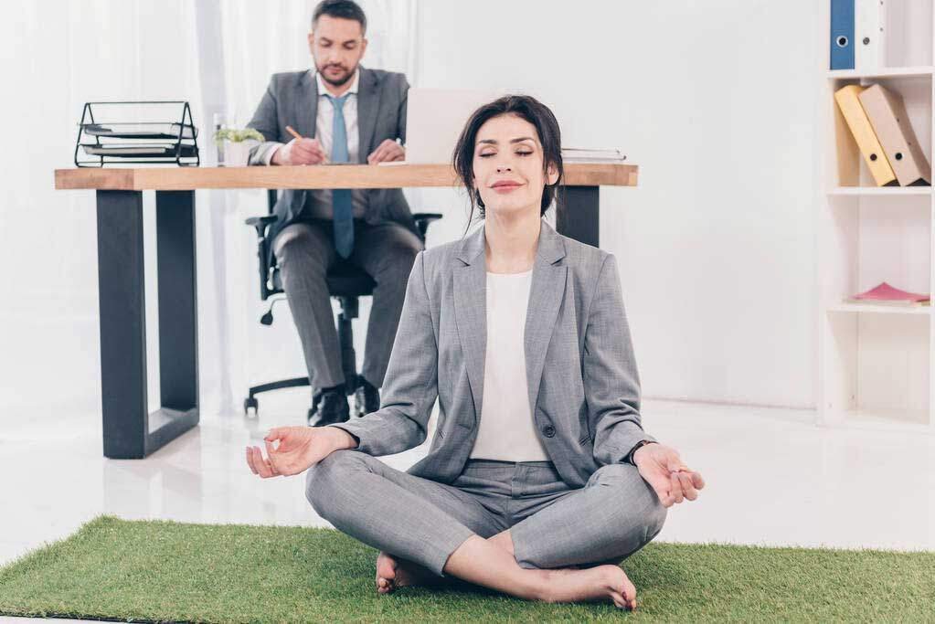 businesswoman-meditating